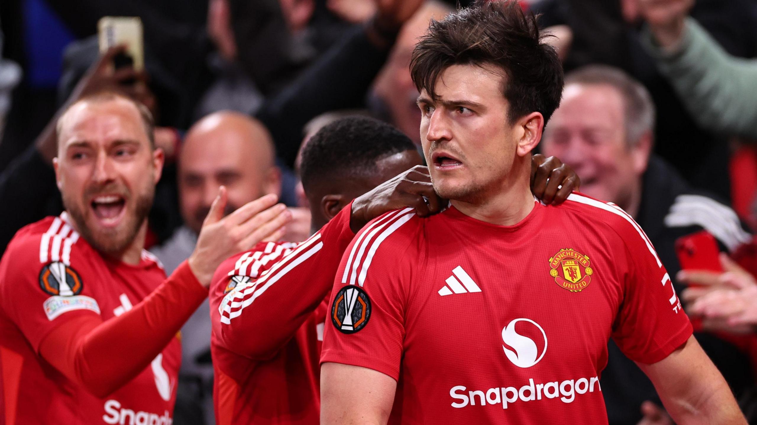 HLV Kim Sang Sik đối diện bài toán khó, ĐT Việt Nam gặp bất lợi 'trên trời rơi xuống' vì Man United?