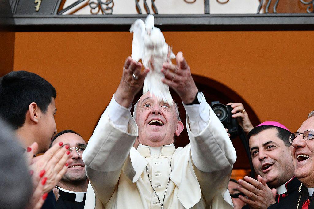 El papa libera la paloma de la paz. 