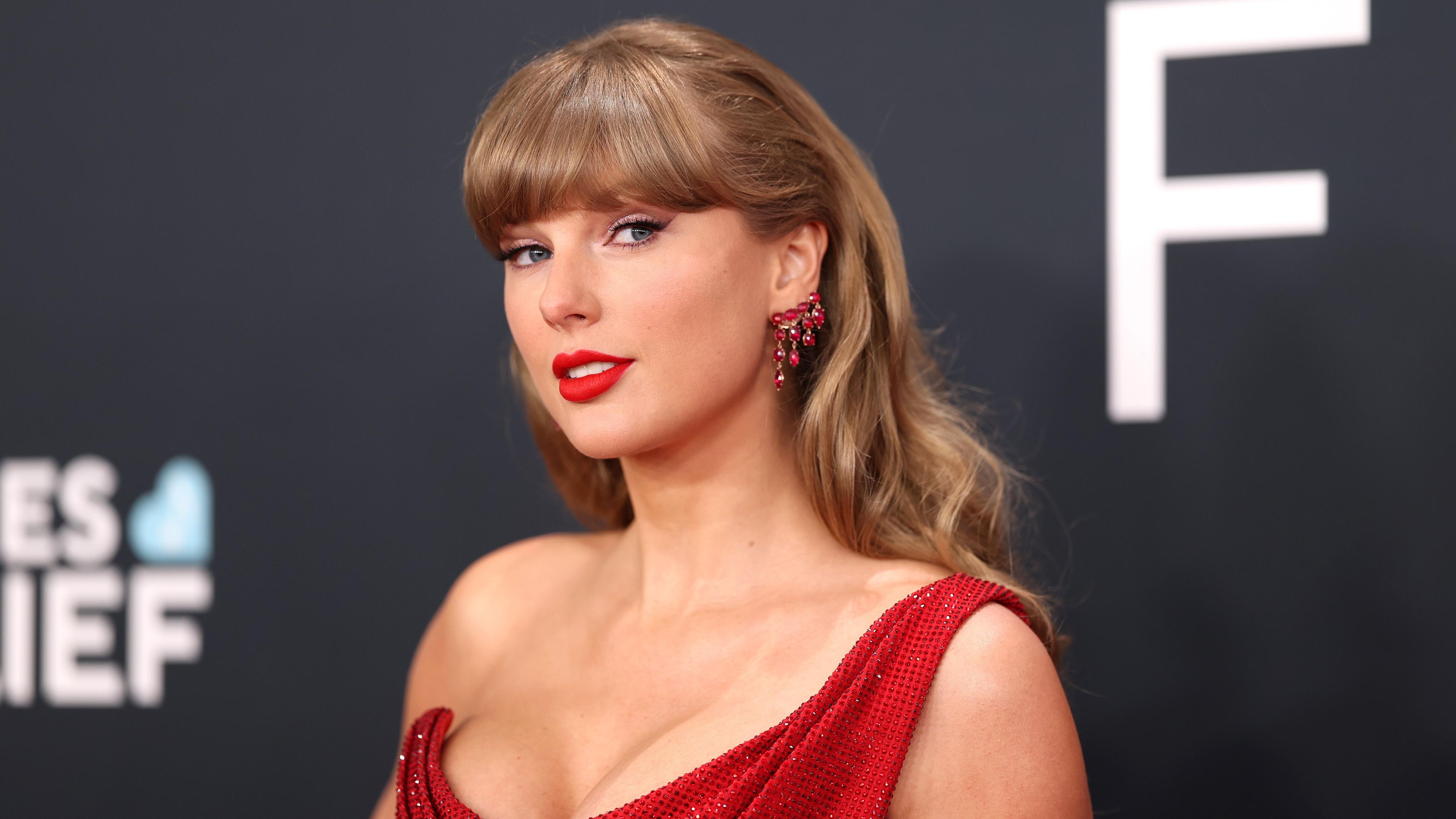 Taylor Swift buys back her master recordings