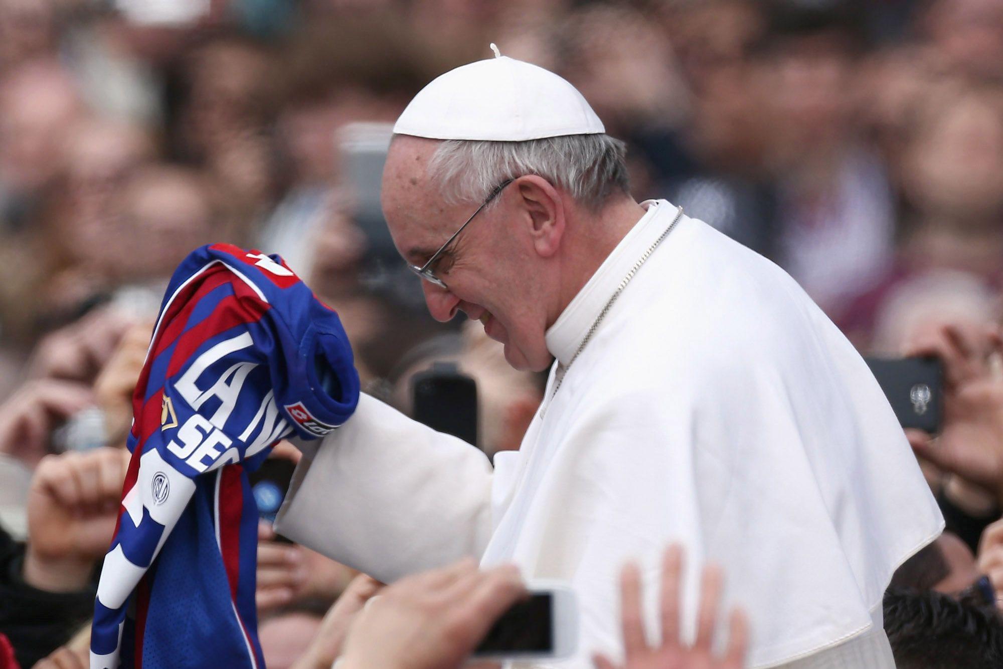 El papa con una camiseta de San Lorenzo 
