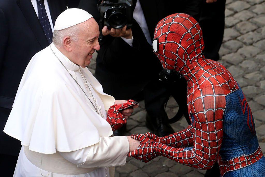 El Papa Francisco saluda a Mattia Villardita, que visita a niños en hospitales de Italia vestido de Spiderman.