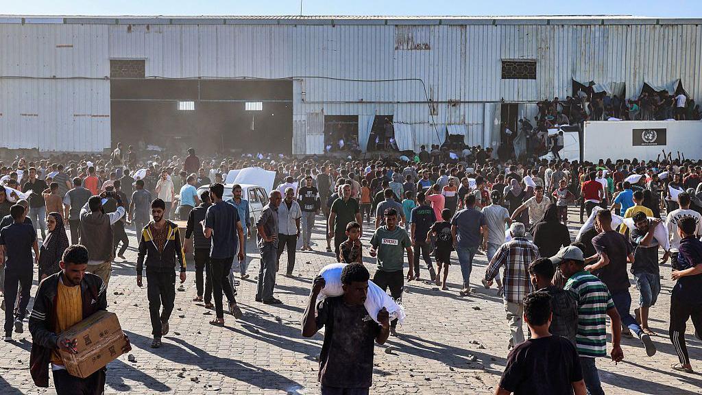 Gaza warehouse broken into by hordes of hungry people, says WFP