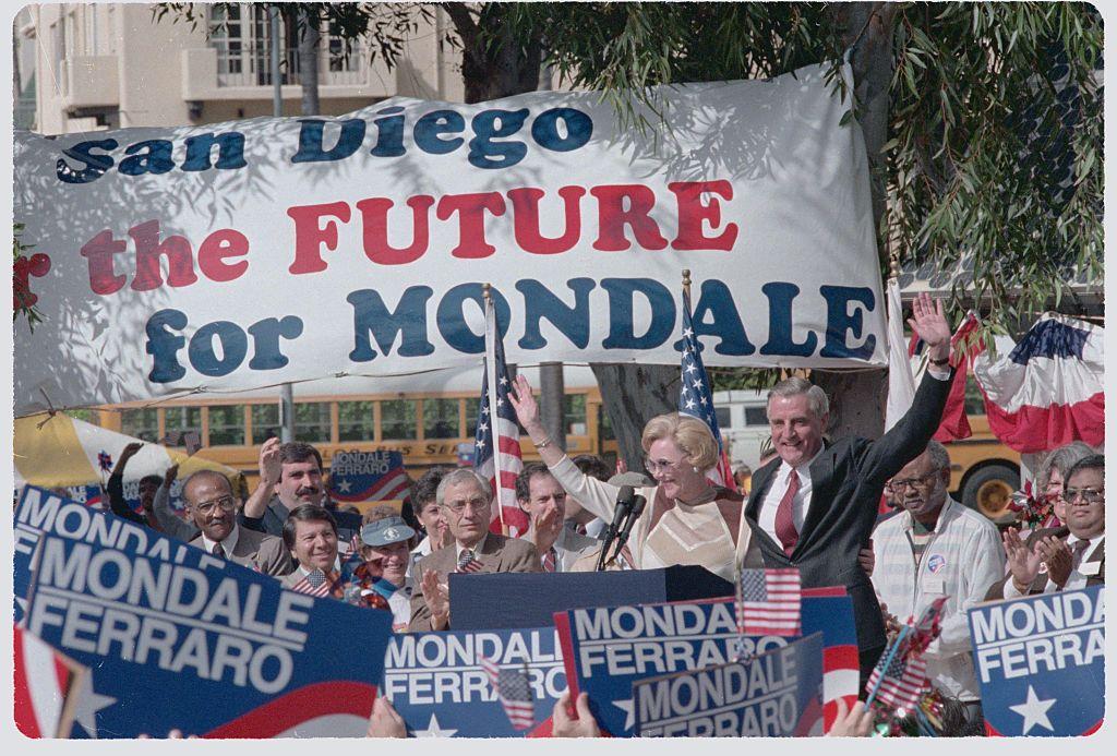 Joan ao lado do então candidato à presidência democrata Walter Mondale