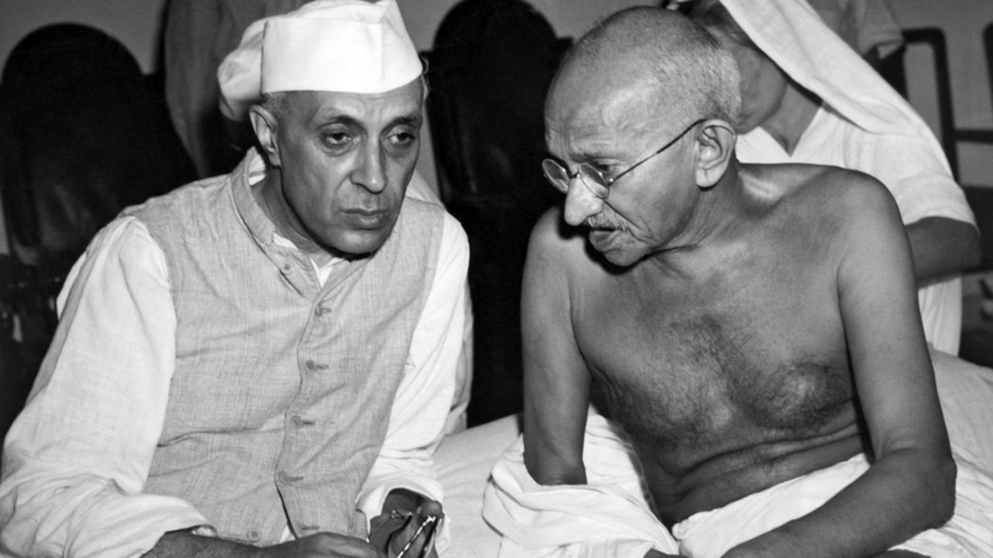 Os principais ativistas da independência, Jawaharlal Nehru (à esquerda) e Mahatma Gandhi (à direita), queriam uma Índia que abraçasse todas as religiões