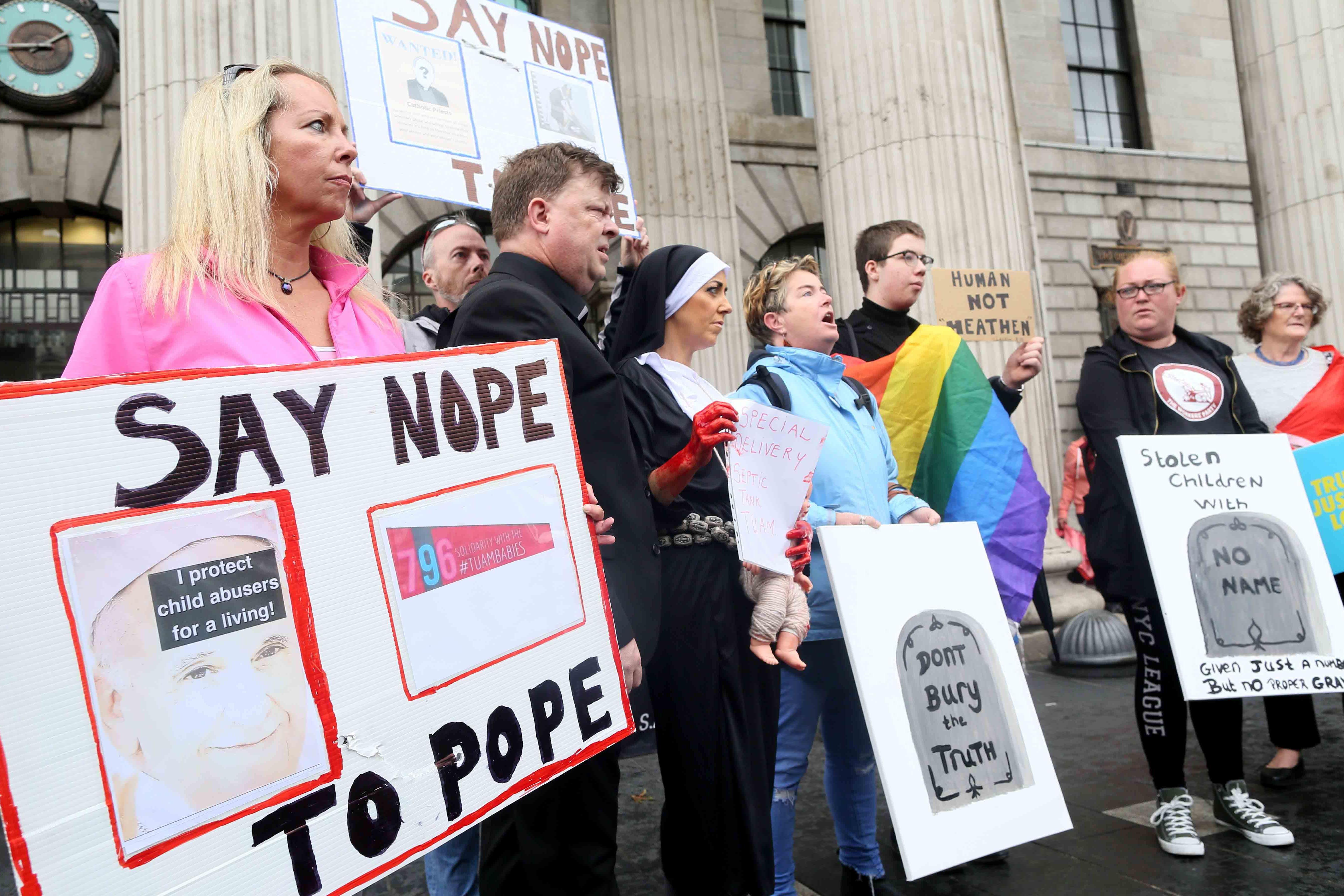 Manifestantes protestan contra el papa