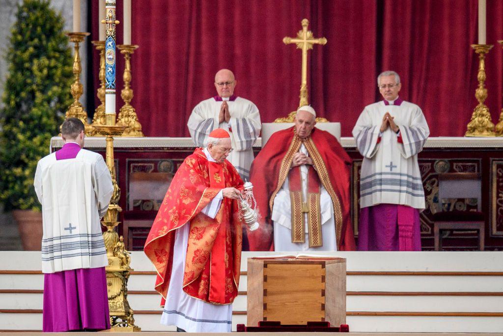 El papa en el funeral de Benedicto XVI
