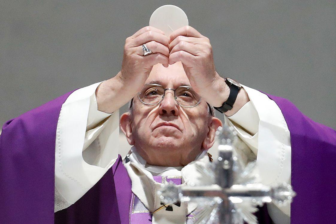 El papa sostiene la ostia 