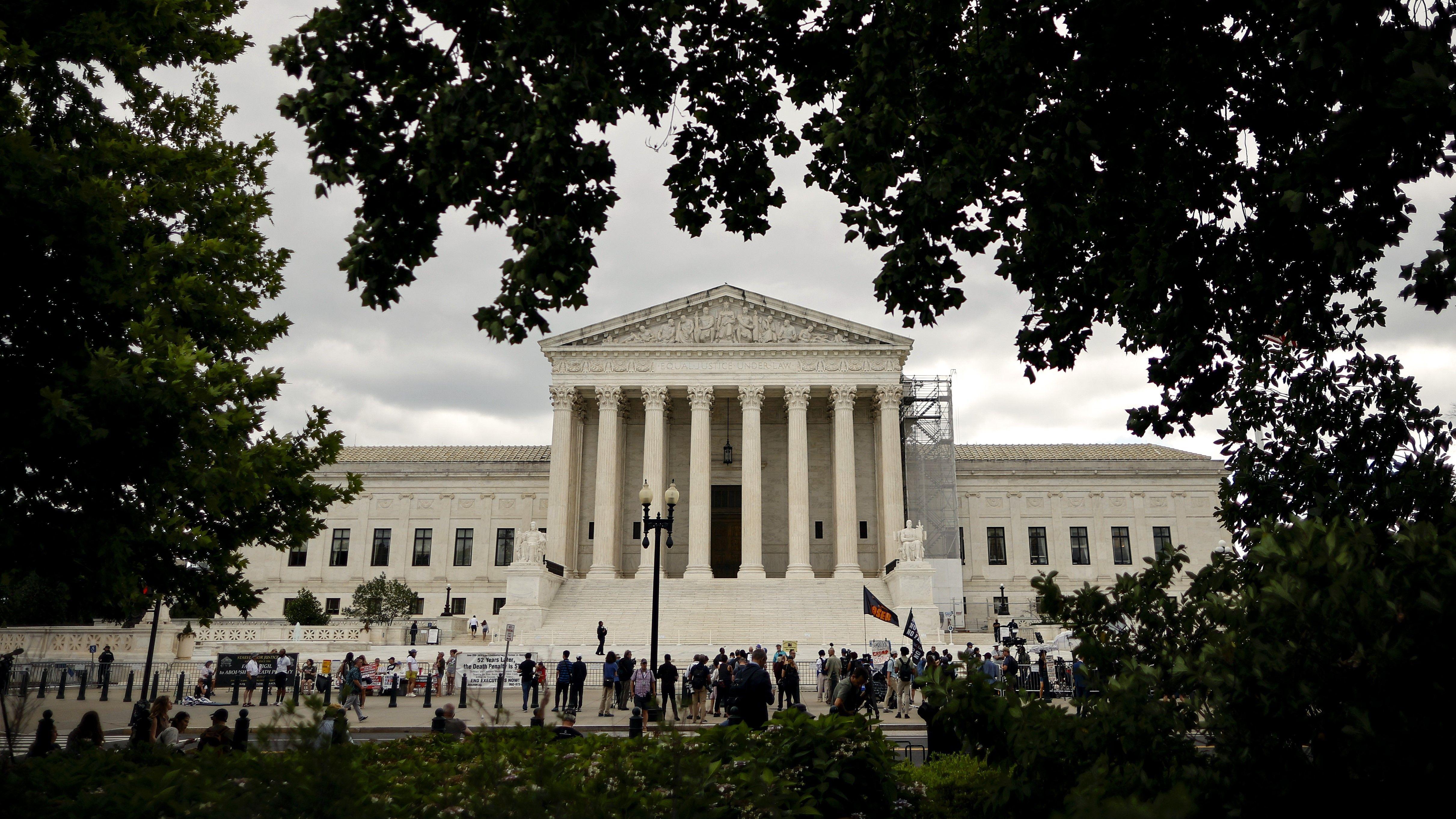 US Supreme Court allows Trump to resume deportations to third countries