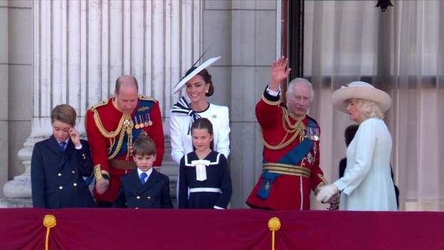Kraliyet ailesi Buckingham Sarayı balkonunda