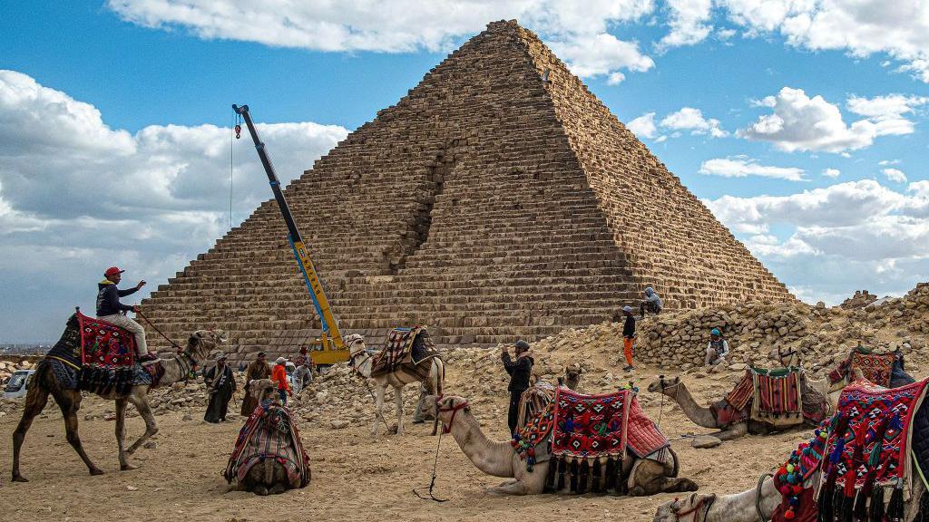 Mikerinos piramidinde restorasyon çalışmaları.