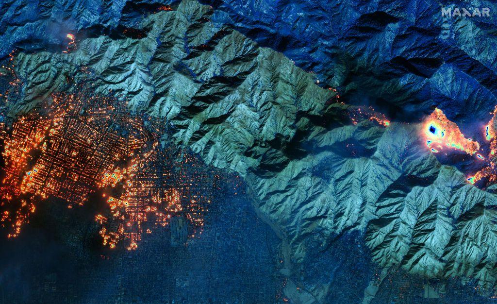 Imagen satelital donde se aprecian los incendios en Altadena, Los Ángeles.
