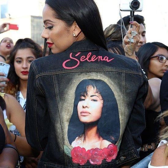 Una fan de Selena con una chaqueta que tiene su imagen